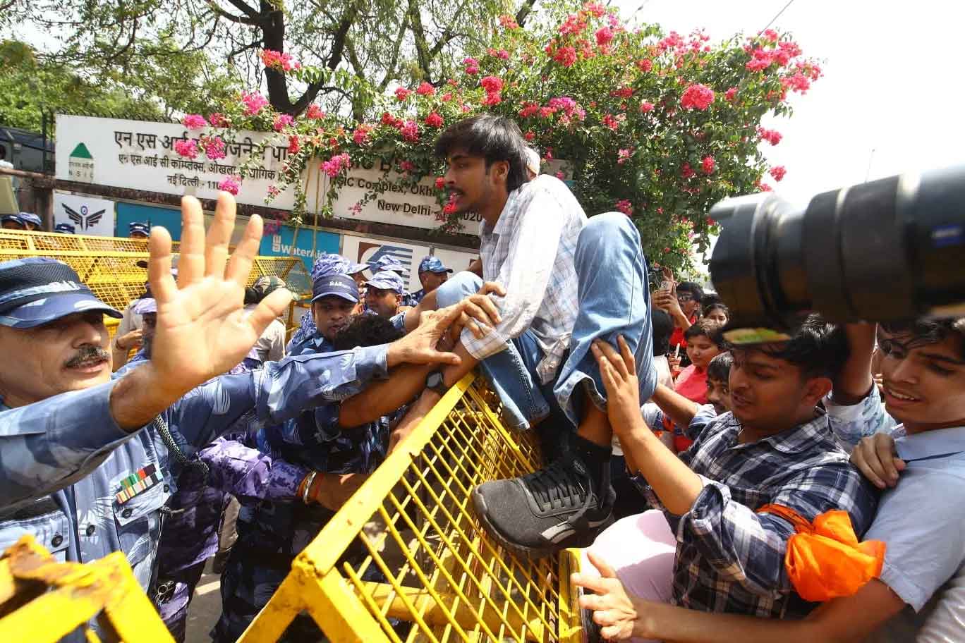 NEET-UG 2026 : NTA कार्यालय के बाहर ABVP का प्रदर्शन, FAIMA ने  सुप्रीम कोर्ट में याचिका दायर की