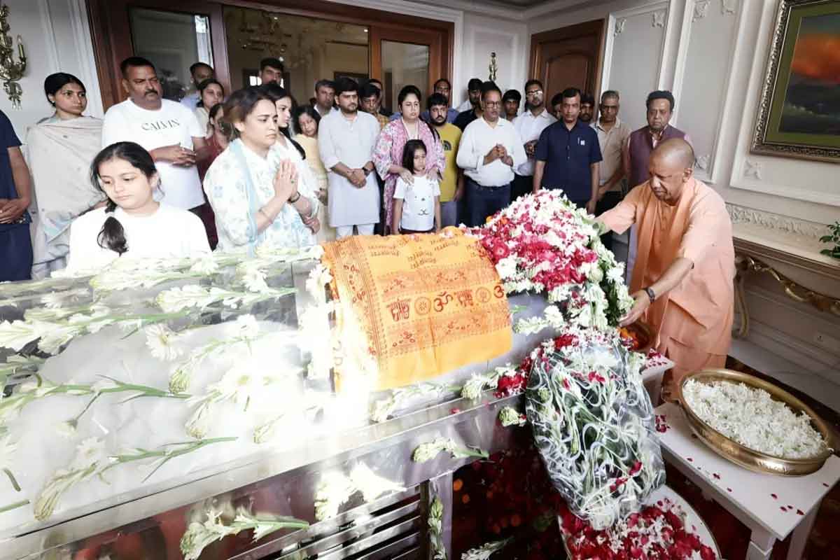 प्रतीक यादव के घर पहुंचे सीएम योगी, अपर्णा यादव को सांत्वना दी, गुरुवार को पिपराघाट पर अंतिम संस्कार