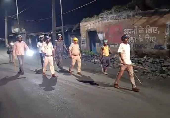 झरिया में ड्रिंक एंड ड्राइव अभियान के दौरान बवाल, पुलिस टीम पर पथराव, सुतली बमों से हमला, फ्लैग मार्च