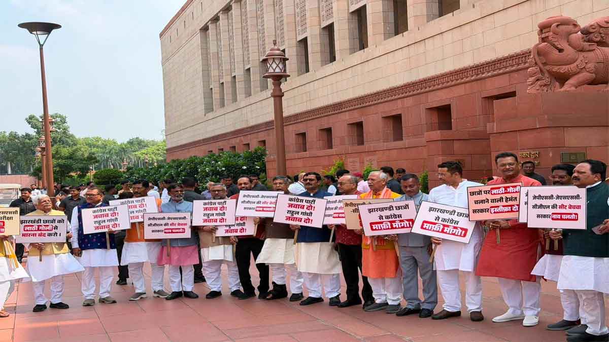 झारखंड में छात्रों पर दमनात्मक कार्रवाई के आरोप में संसद परिसर में भाजपा सांसदों का प्रदर्शन, नारेबाजी