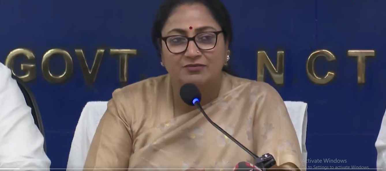 दिल्ली में दो दिन वर्क फ्रॉम होम, CM रेखा गुप्ता के काफिले में कटौती, महाराष्ट्र सीएम फडणवीस बाईक से विधान भवन पहुंचे