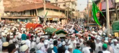 मेदिनीनगर :  यूपी सड़क हादसे के पांच लोगों की मौत, जनाजे में उमड़ा जनसैलाब