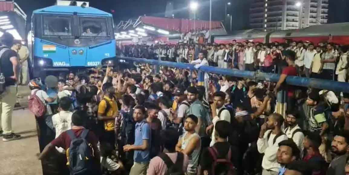 बिहार : परीक्षा देने जा रहे छात्रों ने  ट्रेन में तोड़फोड़, पथराव किया, पुलिस ने  तीन राउंड फायरिंग की