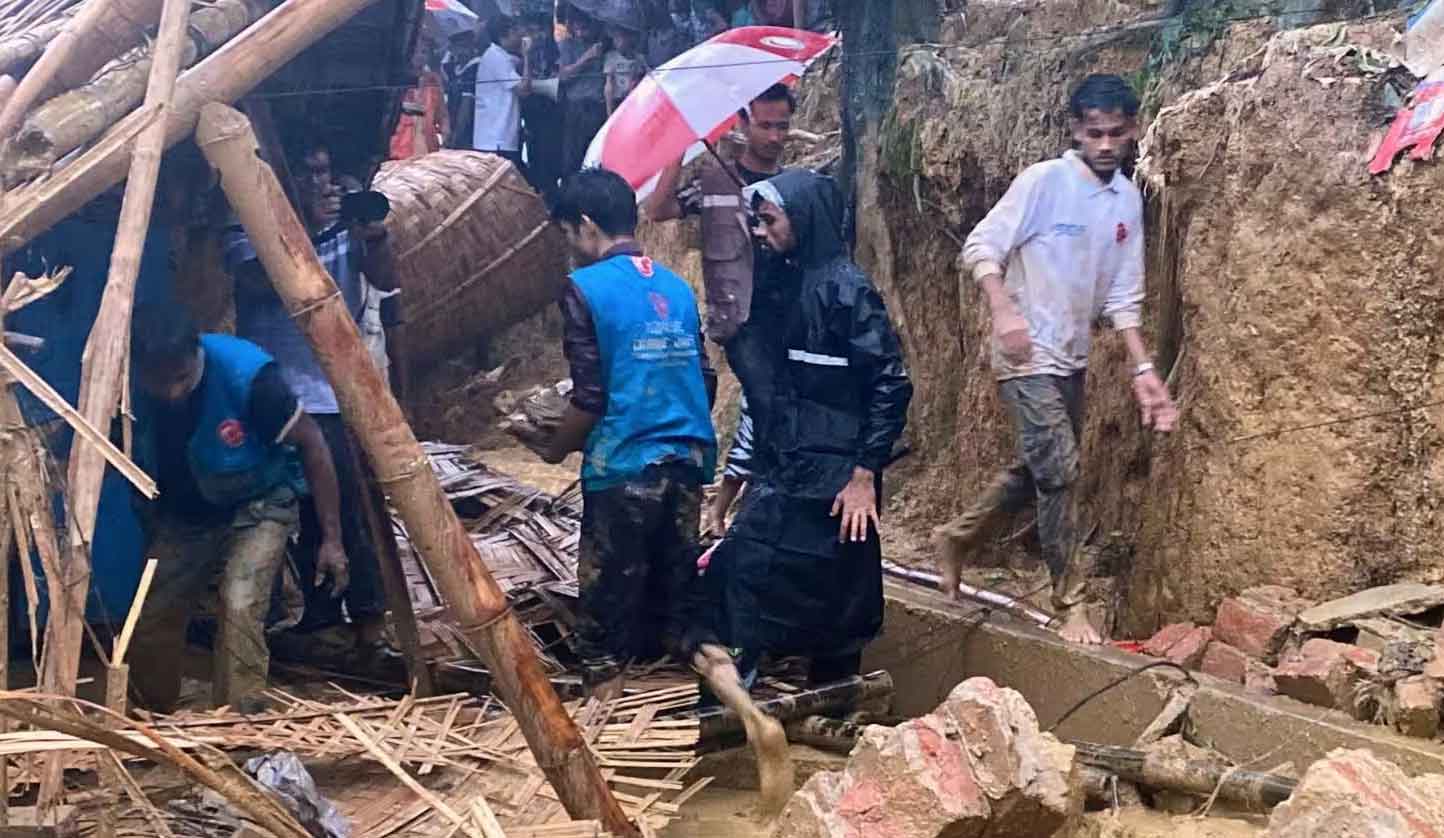 बांग्लादेश में विनाशकारी बाढ़ और भूस्खलन, 54 रोहिंग्या लोगों की मौत, 10 लाख लोग बेघर हुए