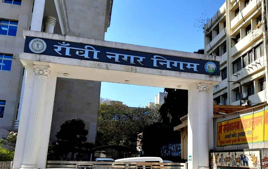 बेदखली रोकने और पुनर्वास को लेकर मोरहाबादी के दुकानदारों का नगर निगम कार्यालय के समक्ष प्रदर्शन आज
