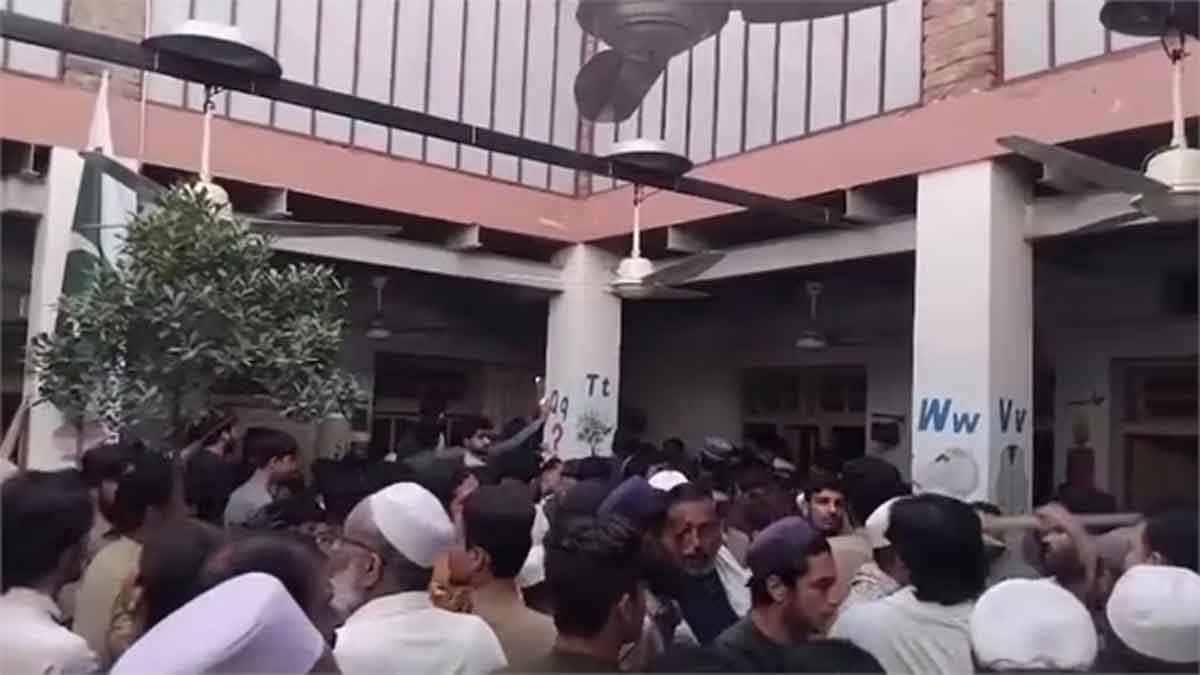 Pakistan, school roof collaps