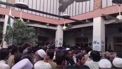 पाकिस्तान : पेशावर में एक स्कूल की छत गिरने से  एक महिला टीचर सहित 28 बच्चों की मौत, कई घायल
