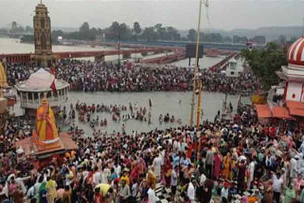 सोमवती अमावस्या पर हरिद्वार की हर की पौड़ी में हज़ारों श्रद्धालुओं ने आस्था की डुबकी लगाई