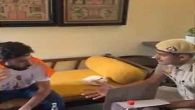 दिल्ली पुलिस नें अभिजीत दीपके को नोटिस थमाया, तिरंगा मार्च नहीं निकालने की हिदायत
