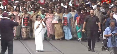 कोलकाता में एलपीजी-सीएनजी संकट को लेकर टीएमसी की रैली, ममता ने मोदी सरकार को घेरा