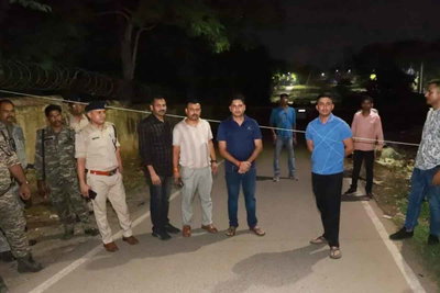 जमशेदपुर : महिला से  चेन लूटकर भाग रहे अपराधियों ने पुलिस पर फायरिंग की, दबोचे गये