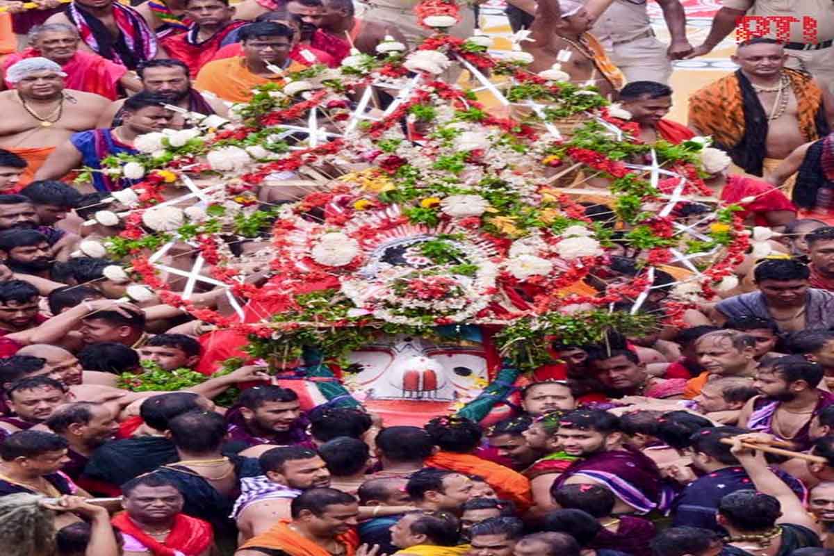 पुरी : बारिश के बीच भगवान श्री जगन्नाथ की रथ यात्रा का शुभारंभ, लाखों भक्तों ने पहांडी रस्म का अवलोकन किया