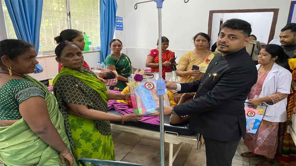 धनबाद : स्वतंत्रता दिवस पर डीसी-एसएसपी ने सदर अस्पताल में मरीजों के बीच फल और किट बांटे