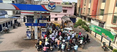 Medininagar :  रविवार को छुट्टी के दिन भी पेट्रोल पंपों पर उमड़ी भीड़, मेदिनीनगर में संकट जारी