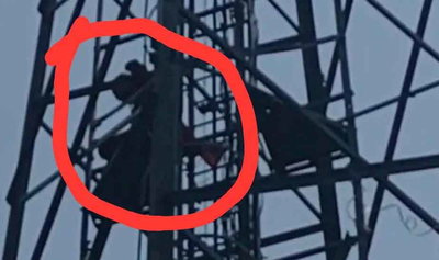 गोमो  : प्रेमी की गिरफ्तारी से नाराज युवती मोबाइल टावर पर चढ़ी, रिहाई और शादी की मांग पर अड़ी
