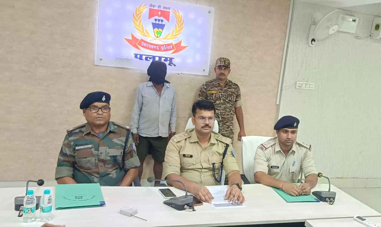 Medininagar :  मौसेरे भाई-बहन के बीच प्रेम संबंध बना हत्या की वजह, डीएसपी ने प्रेस कॉन्फ्रेंस में किया खुलासा