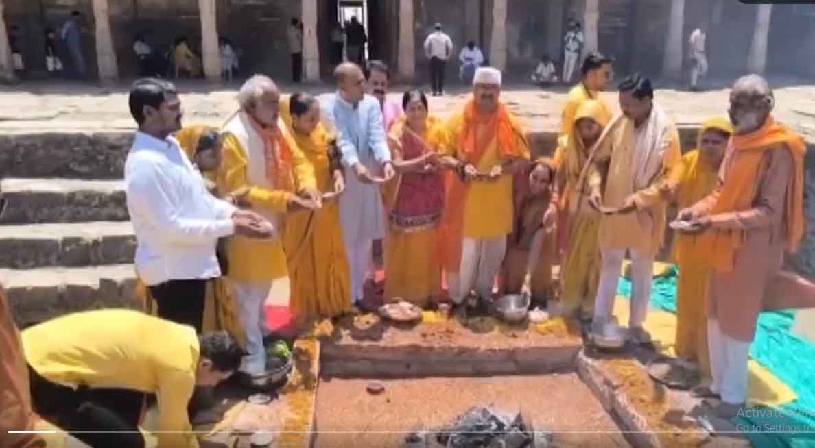 धार : भोजशाला स्थित गर्भगृह को गोमूत्र से पवित्र किया गया, पूजा अर्चना की गयी