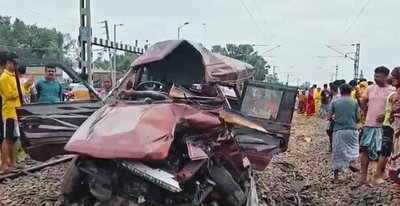 मुर्शिदाबाद : रेलवे क्रॉसिंग पर स्कूली वैन को पैसेंजर ट्रेन ने टक्कर मारी, दो  बच्चे सहित तीन की मौत