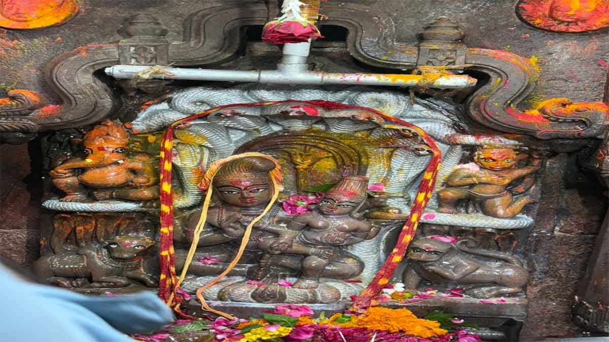 महाकाल श्रीनागचंद्रेश्वर मंदिर के दर्शन करने लाखों श्रद्धालु उमड़े, करंट की अफवाह से भगदड़ की स्थिति, कई घायल