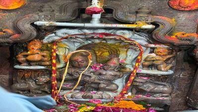 महाकाल श्रीनागचंद्रेश्वर मंदिर के दर्शन करने लाखों श्रद्धालु उमड़े, करंट की अफवाह से भगदड़ की स्थिति, कई घायल