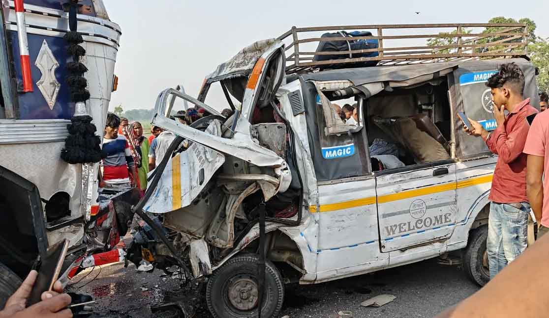 लखीमपुर-बहराइच हाईवे पर ट्रक वैन की  सीधी टक्कर, 10 लोगों की मौत