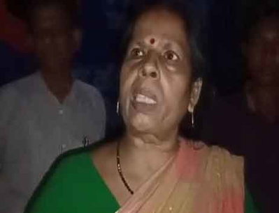 महिला से पर्स छीनकर भाग रहा युवक लोगों के हत्थे चढ़ा, पिटाई की, पुलिस ने हिरासत में लिया