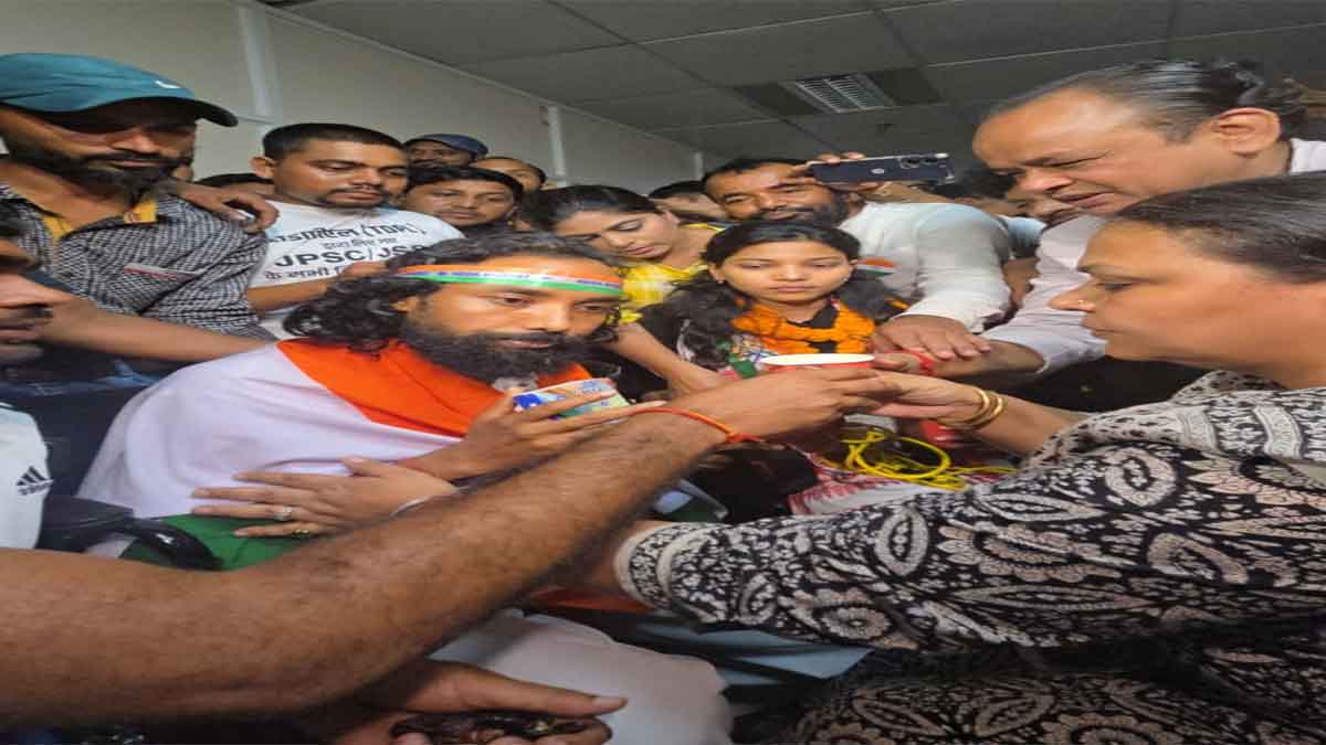 इरफान अंसारी और दीपिका पांडे सिंह के हाथों जूस पीकर देवेंद्र नाथ महतो ने अनशन तोड़ा, सोनम वांगचुक ने  दी बधाई