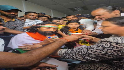 इरफान अंसारी और दीपिका पांडे सिंह के हाथों जूस पीकर देवेंद्र नाथ महतो ने अनशन तोड़ा, सोनम वांगचुक ने  दी बधाई
