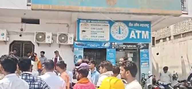 मध्य प्रदेश :  सिंगरौली में  बैंक लूटने के बाद अपराधियों ने गढ़वा में खरीदे फोन, मोबाइल शोरूम में एमपी पुलिस ने जांच की