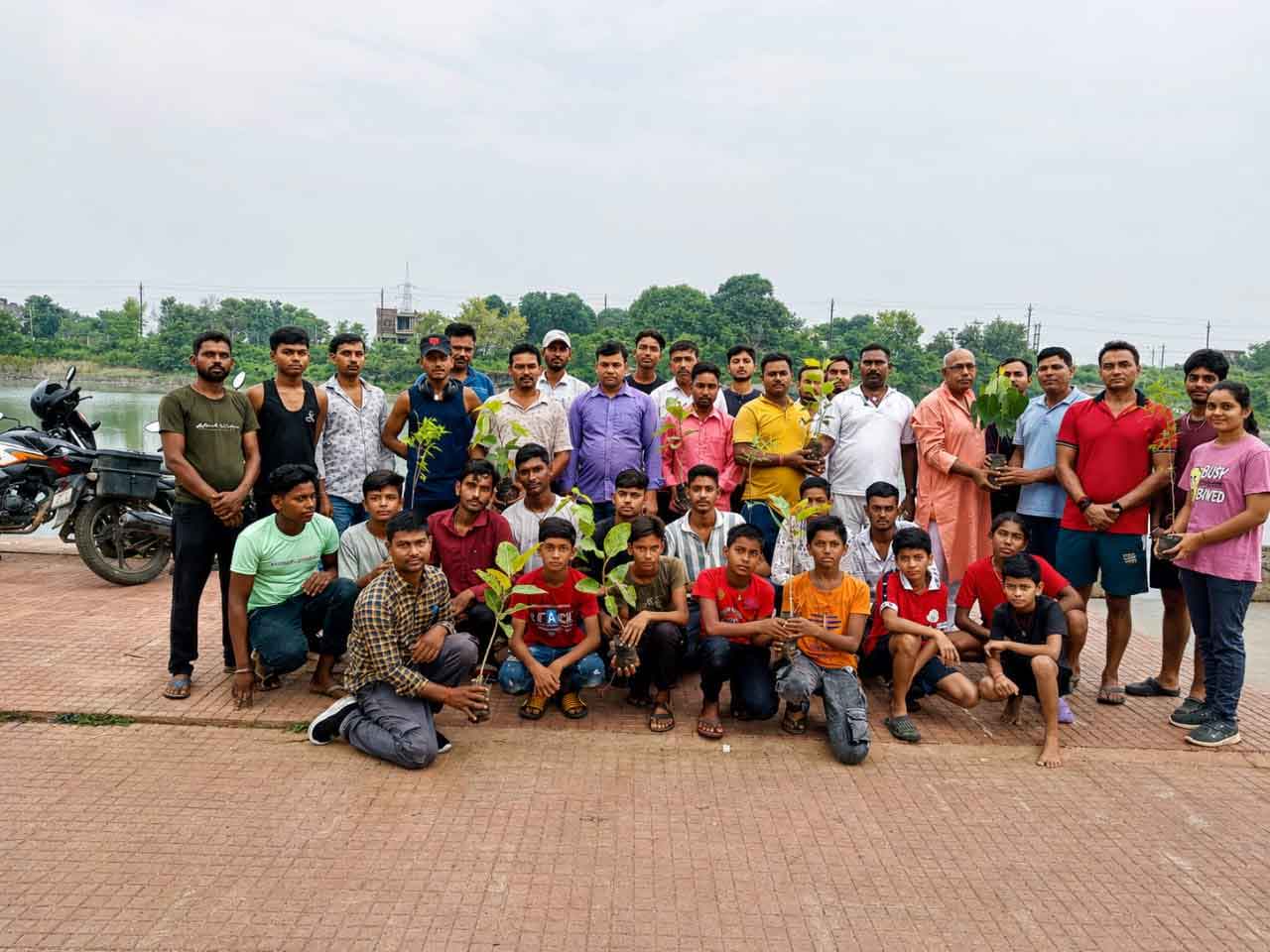 देवघर : जय श्री राम युवा एकता ग्रुप ने वृक्षारोपण किया, पर्यावरण संरक्षण का संदेश दिया