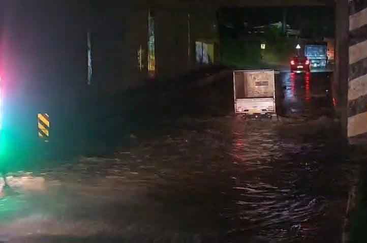धनबाद : : बारिश में लिलोरी अंडरपास तालाब में तब्दील, जलभराव से थमा ट्रैफिक