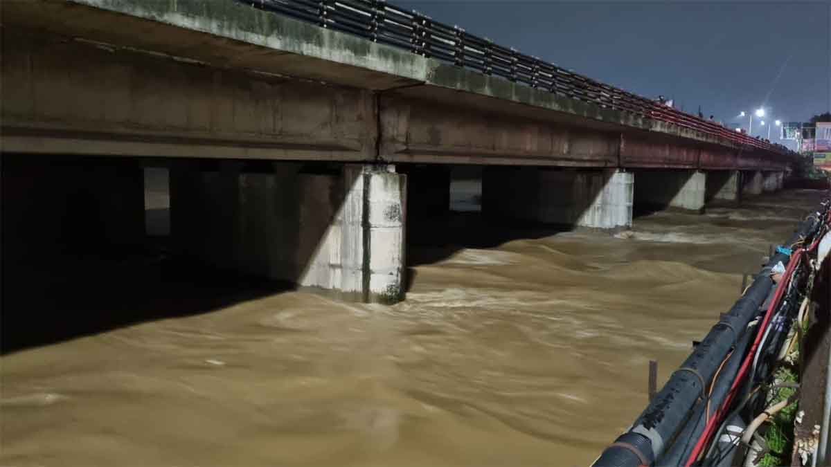 जमशेदपुर में बाढ़ का खतरा बढ़ा, स्वर्णरेखा डेंजर लेवल से 2.48 मीटर, खरकई 6.70 मीटर ऊपर बह रही