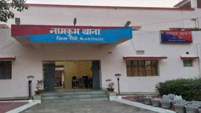 दिनदहाड़े हथियार के बल पर युवक और महिला से लूट, चार अपराधियों ने छीने मोबाइल और नकदी