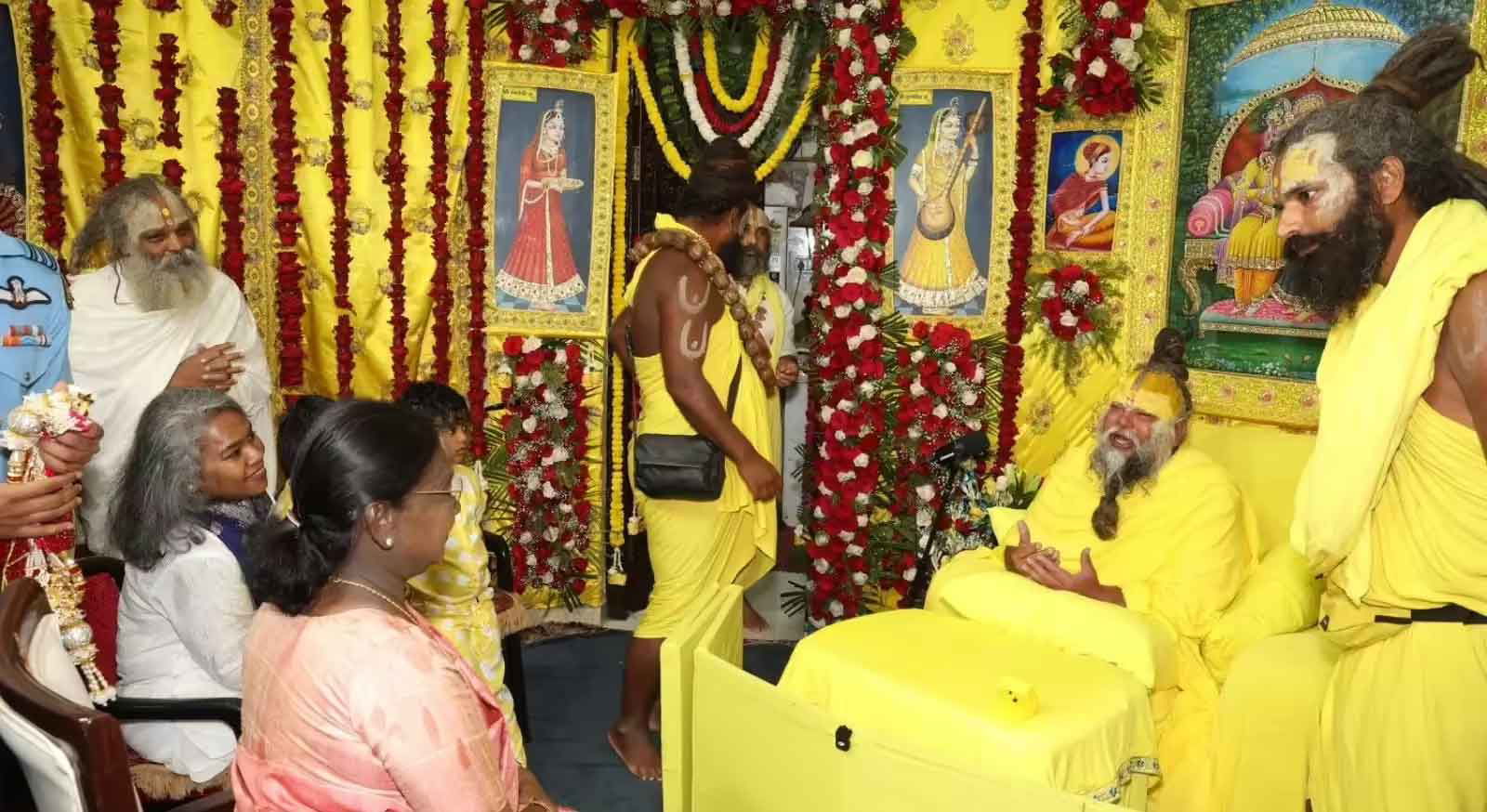 राष्ट्रपति द्रौपदी मुर्मू ने वृंदावन में प्रेमानंद महाराज का प्रवचन सुना, उनका आशीर्वाद लिया