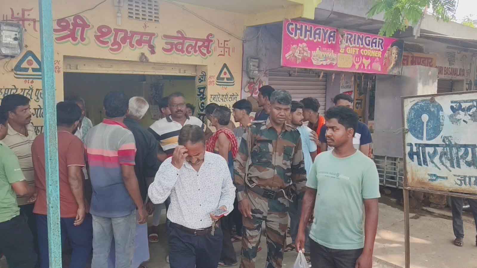 जामताड़ा  :  ज्वेलरी शॉप में वेंटिलेटर तोड़ लाखों के जेवरात उड़ा ले गये चोर