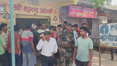 जामताड़ा  :  ज्वेलरी शॉप में वेंटिलेटर तोड़ लाखों के जेवरात उड़ा ले गये चोर