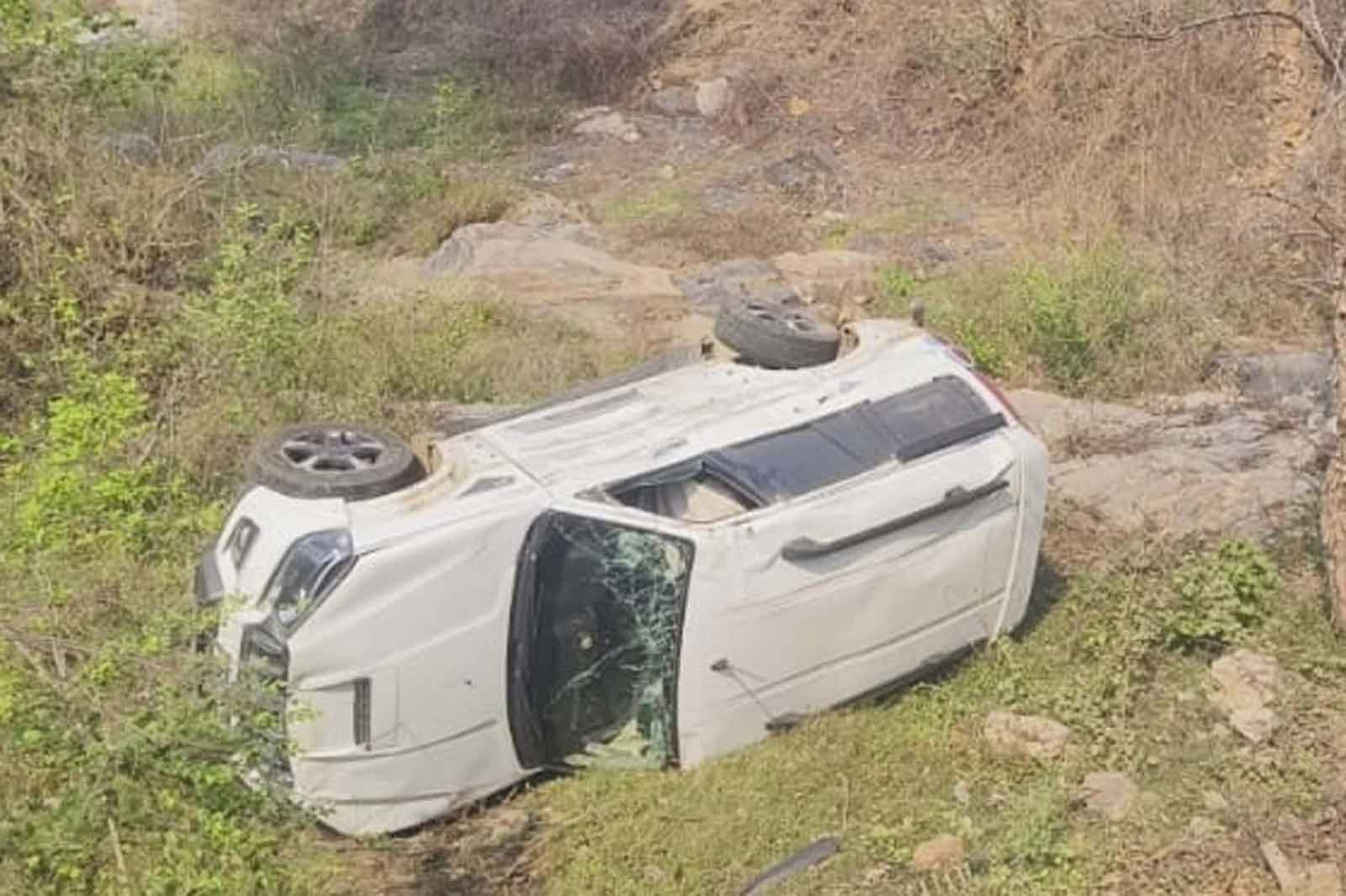 लातेहार  : स्‍कॉर्पियो व पिकअप वैन में सीधी टक्‍क्‍र, युवक घायल