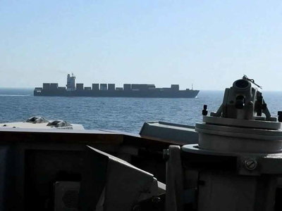 अमेरिकी नौसेना ने अरब सागर में  ईरानी झंडे वाले मालवाहक जहाज टॉस्का को कब्जे में लिया, भड़का तेहरान