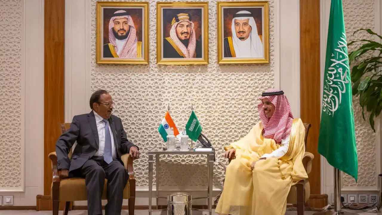 NSAअजित डोभाल सऊदी अरब के विदेश मंत्री प्रिंस फैसल बिन फरहान से मिले