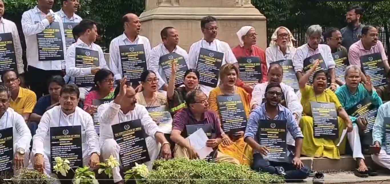 बंगाल : बुलडोजर एक्शन से नाराज टीएमसी, विधायकों का विस के बाहर धरना, 21 को रेलवे स्टेशनों के पास विरोध-प्रदर्शन
