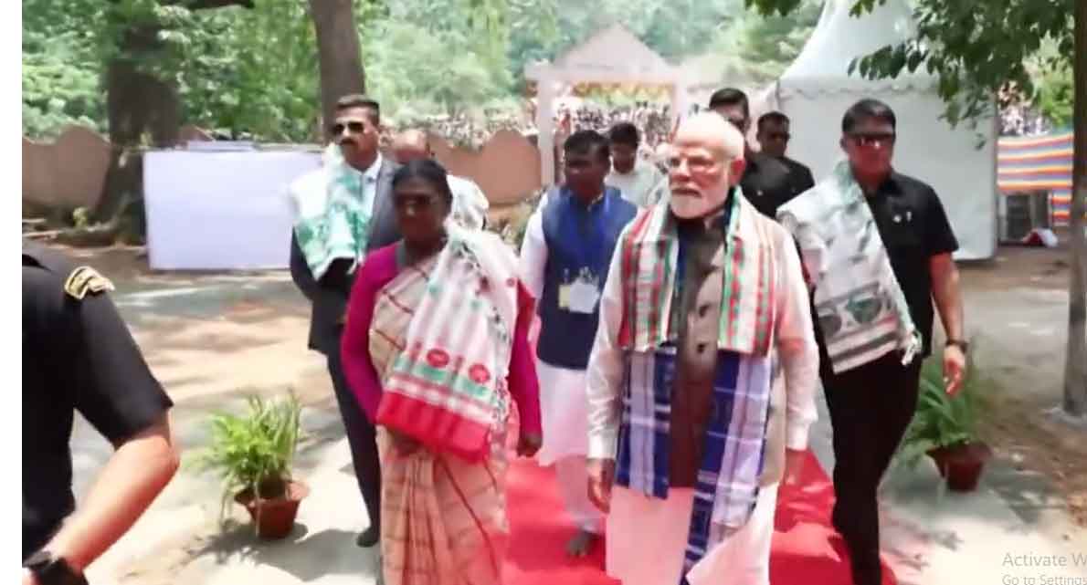 राष्ट्रपति मुर्मू, पीएम मोदी ओडिशा पहुंचे, पहाड़पुर गांव में संथाली जाहेरा और हो जाहेरा में पूजा-अर्चना की