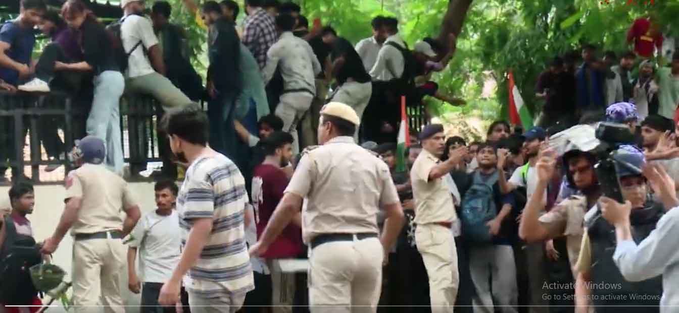 संसद मार्च कर रहे CJP प्रदर्शनकारियों पर आंसू गैस के गोले बरसे. धर्मेंद्र प्रधान अमित शाह से मुलाकात करने पहुंचे