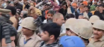 मथुरा : गौ सेवक फरसा वाले बाबा की मौत से बवाल, सड़क जाम, पत्थरबाजी, कई पुलिस वाहन क्षतिग्रस्त