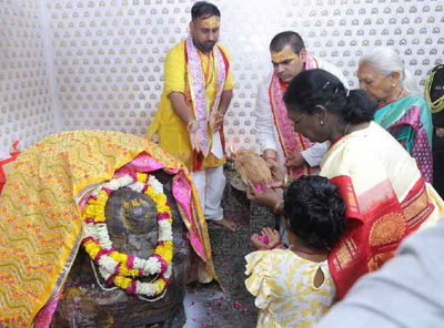 राष्ट्रपति द्रौपदी मुर्मू ने मथुरा के दानघाटी मंदिर में पूजा-अर्चना की, गोवर्धन परिक्रमा की