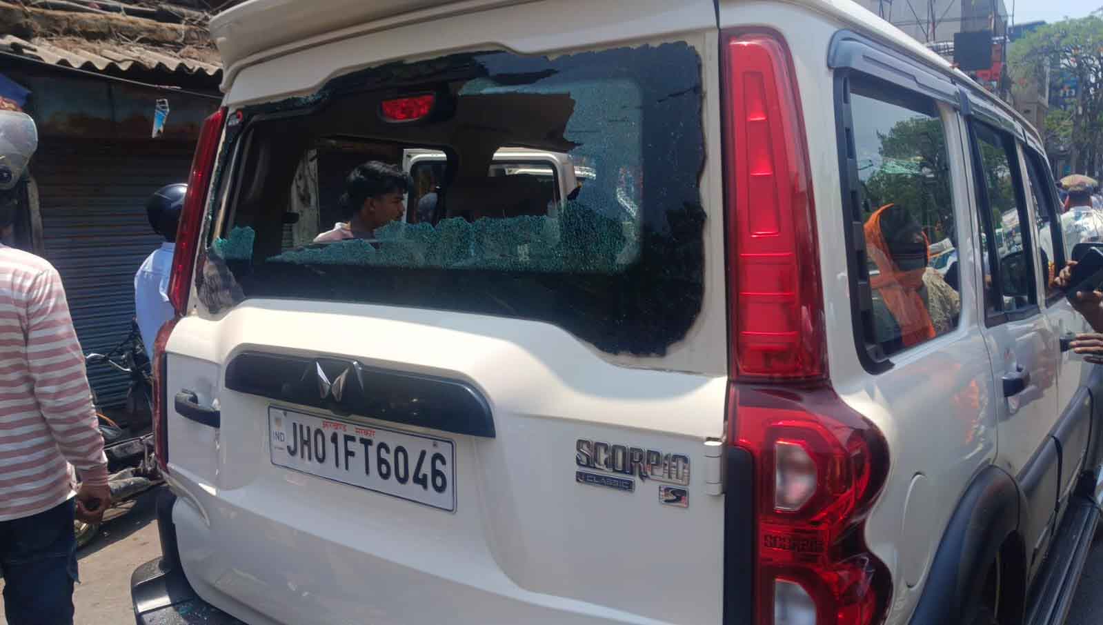 झारखंड सरकार लिखी स्कॉर्पियो ने अंतिम यात्रा में शामिल युवक को मारी टक्कर, गाड़ी में तोड़फोड़