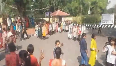 वेतन की मांग को लेकर ओरिएंट क्राफ्ट फैशन इंडस्ट्रीज के कर्मियों ने किया विरोध प्रदर्शन