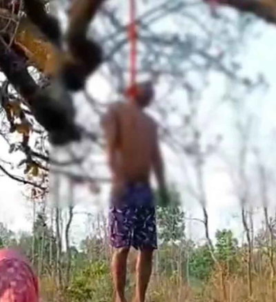 चतरा के जंगल में पेड़ से लटका मिला युवक का शव,आत्महत्या की आशंका