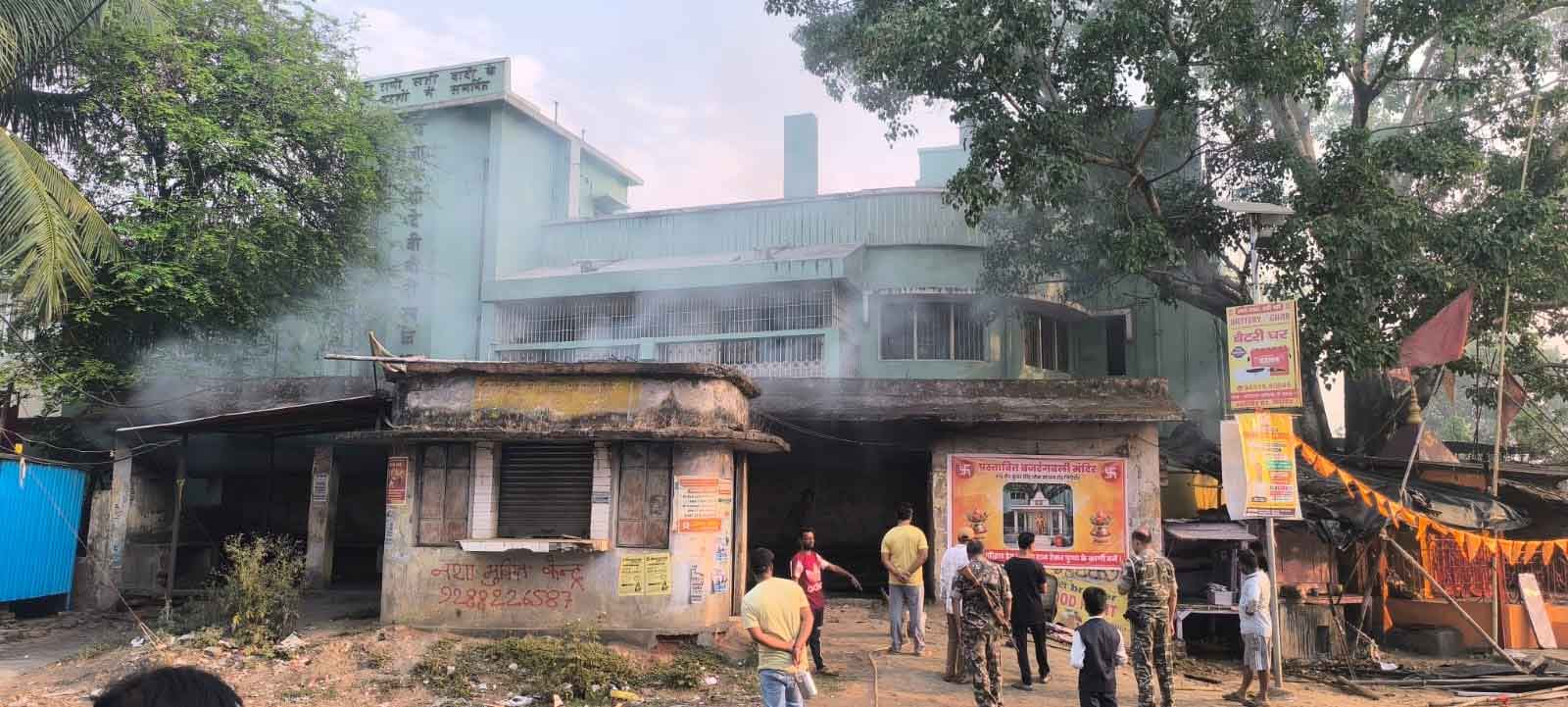 गिरिडीह : बिजली वितरण निगम के गोदाम में आग लगी, दो दुकानें जलीं