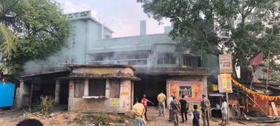 गिरिडीह : बिजली  वितरण  निगम के गोदाम में आग लगी, दो दुकानें जलीं