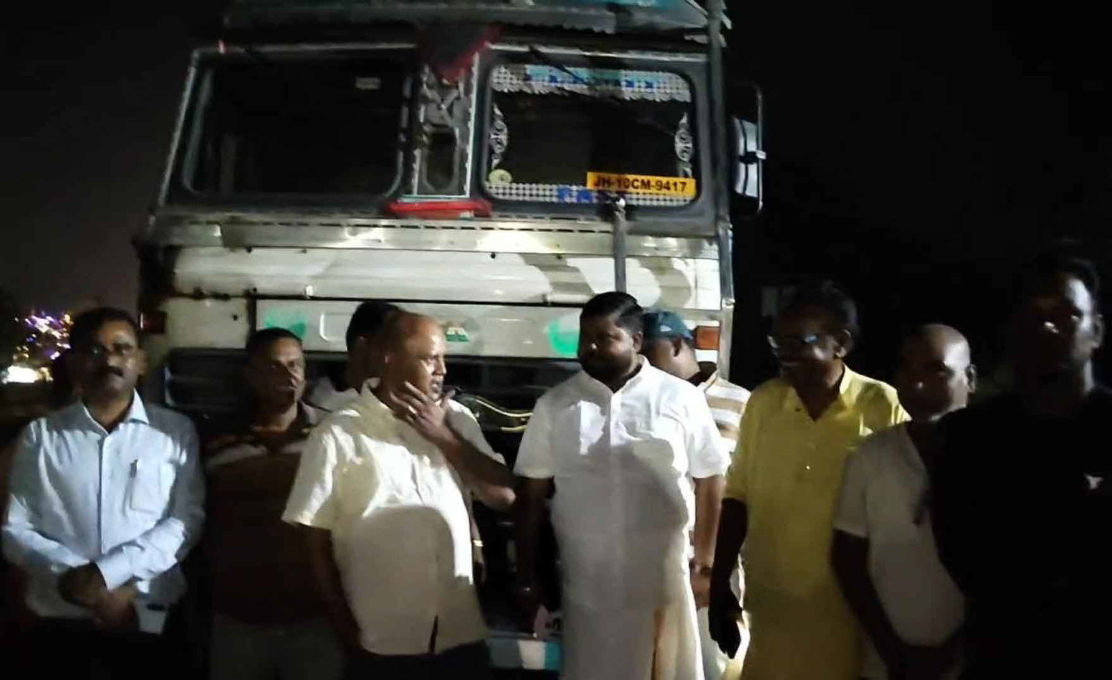 धनबाद  :  निरसा में अवैध कोयला कारोबार पर विधायक का एक्शन, देर रात छापेमारी की,  दर्जनों ट्रक पकड़े